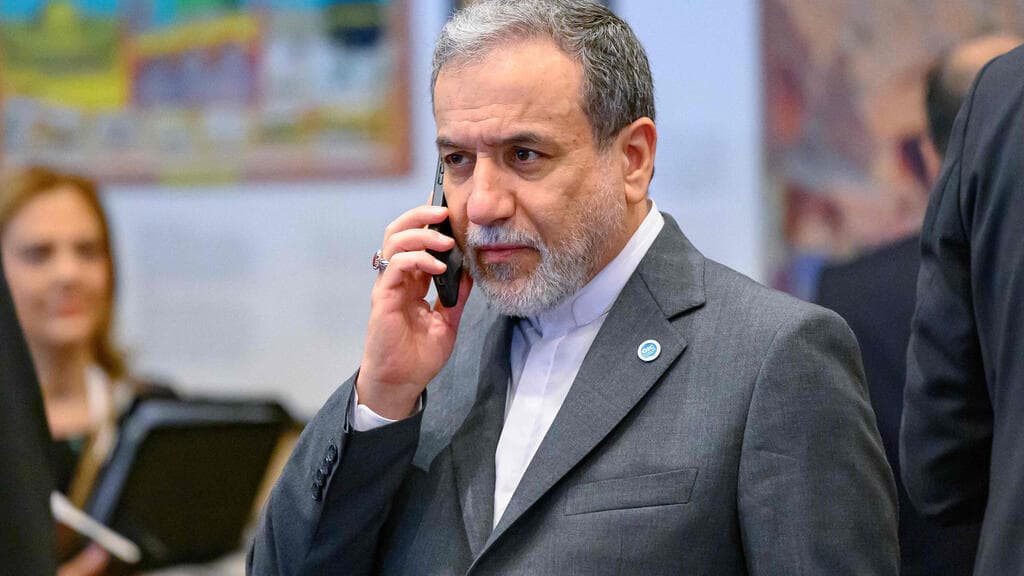 עבאס עראקצ'י (צילום: AP Photo/Mehmet Guzel) עבאס עראקצ'י שר החוץ של איראן בכינוס באיסטנבול של הארגון לשיתוף פעולה איסלאמי