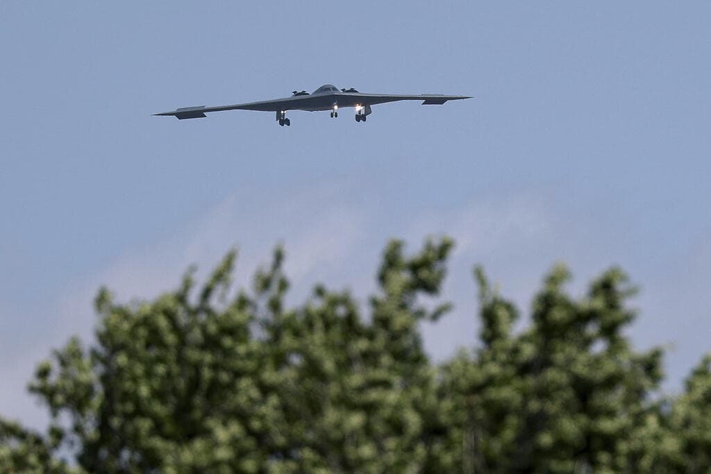 מטוס עם פצצת B-2 חוזר לבסיס לאחר התקיפה באיראן