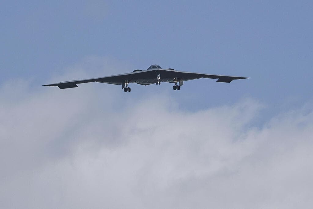  מטוס עם פצצת B-2 חוזר לבסיס לאחר התקיפה באיראן