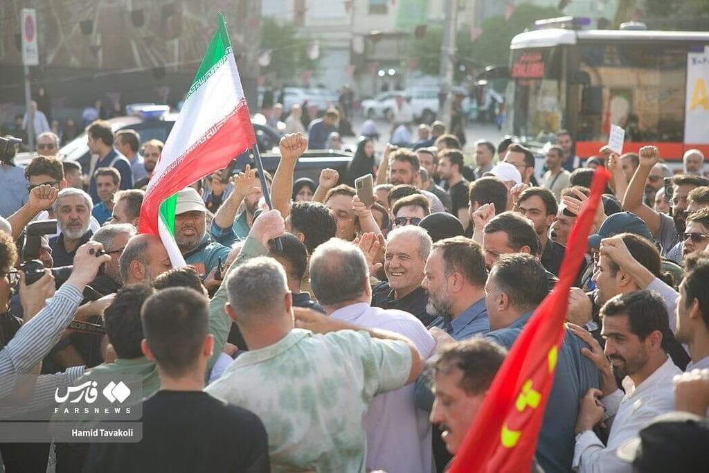 נשיא איראן, מסעוד פזשכיאן נוכח בעצרת של סטודנטים כנגד התקיפות האמריקאיות והישראליות בכיכר המהפיכה בטהרן