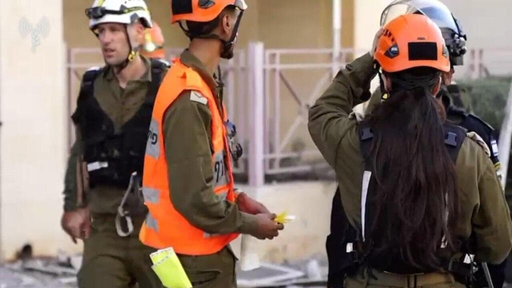 כוחות פיקוד העורף פועלים בזירת הנפילה בבאר שבע