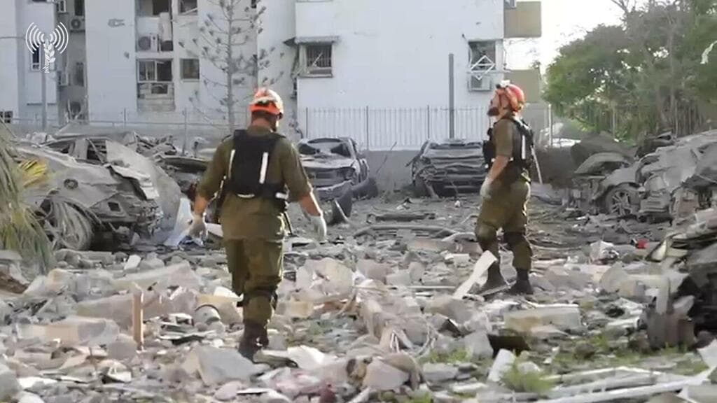 כוחות פיקוד העורף פועלים בזירת הנפילה בבאר שבע