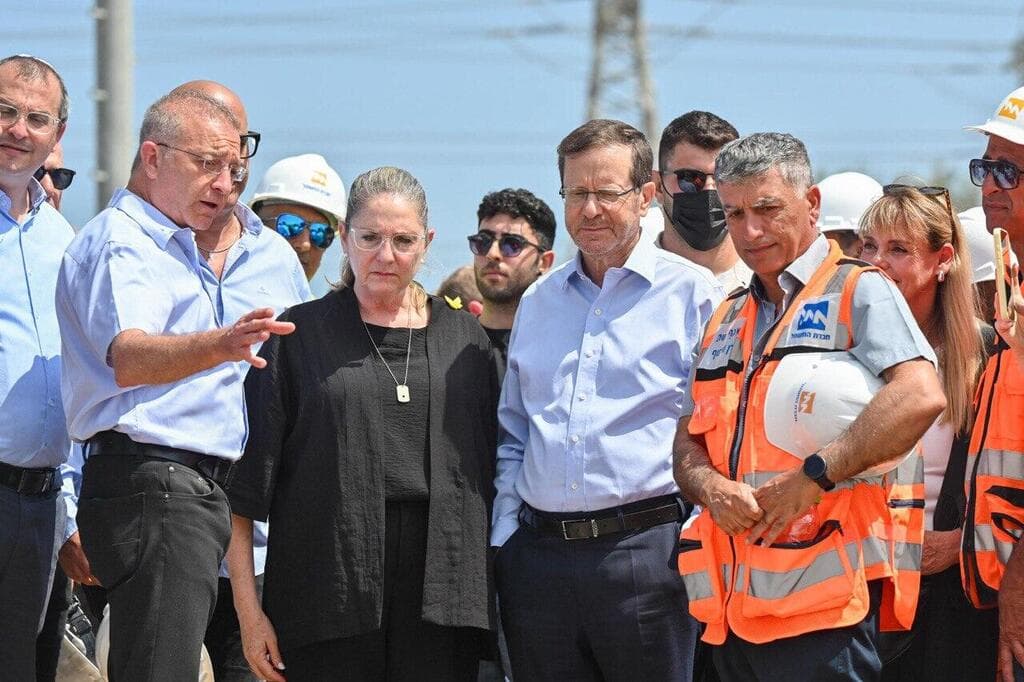 נשיא המדינה, יצחק הרצוג ורעייתו בזירת הנפילה במתקן של חברת החשמל ליד אשדוד