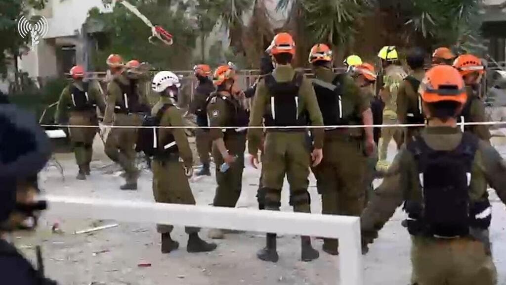 כוחות פיקוד העורף פועלים בזירת הנפילה בבאר שבע