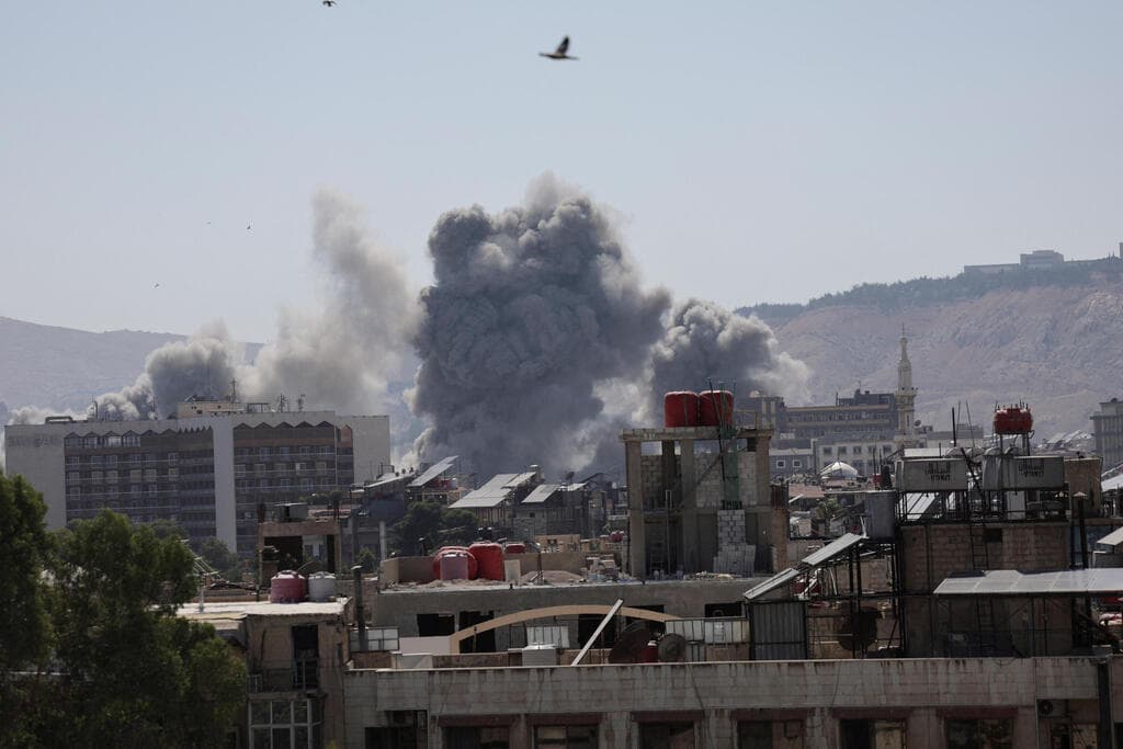 תקיפת משרד ההגנה הסורי ( צילום:REUTERS/Khalil Ashawi) תקיפת משרד ההגנה הסורי