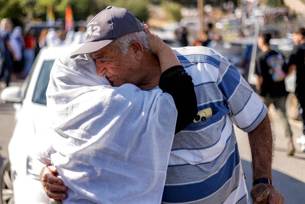 צילום: Jalaa MAREY / AFP סאלם אבו ג'בל (מימין), דרוזי סורי, מתקבל על ידי בני העדה הדרוזית עם הגעתו למג'דל שמס