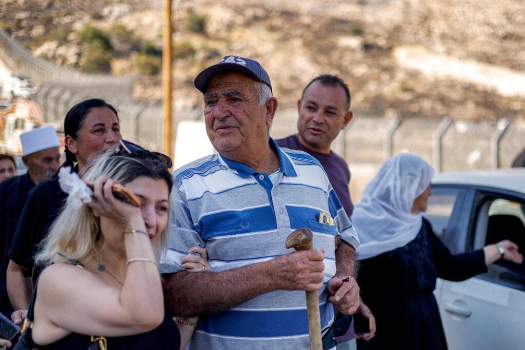 צילום: Jalaa MAREY / AFP סאלם אבו ג'בל (מימין), דרוזי סורי, מתקבל על ידי בני העדה הדרוזית עם הגעתו למג'דל שמס