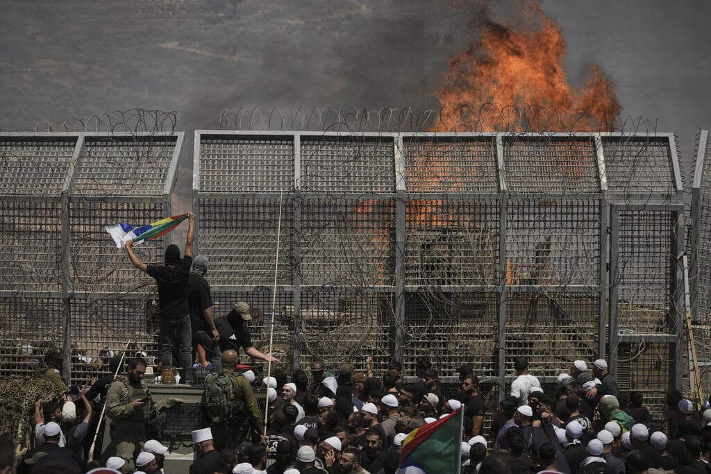 צילום: AP Photo/Leo Correa, REUTERS/Khalil Ashawi דרוזים חוצים לתוך גבול סוריה