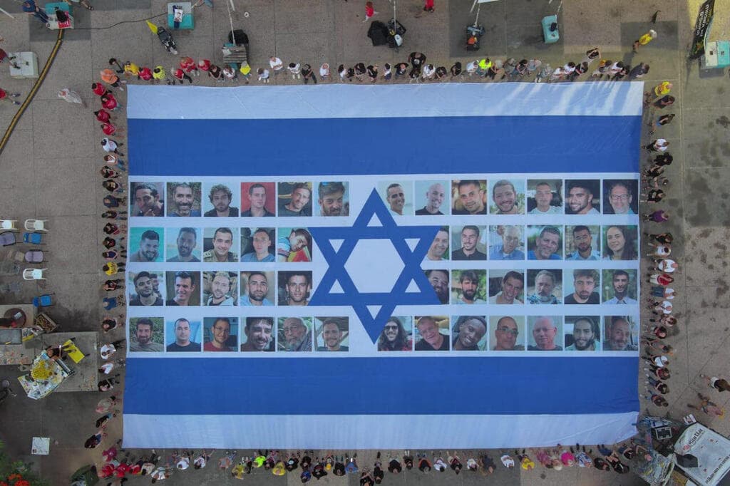 דגל החטופים בכיכר החטופים בתל אביב