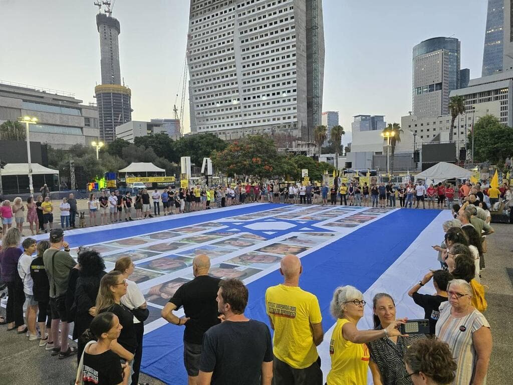 דגל ענק עם דמויות החטופים, כיכר החטופים בתל אביב