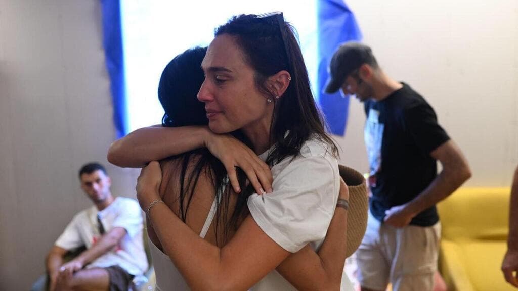 גל גדות מגיעה למטה המשפחות להביע תמיכה 