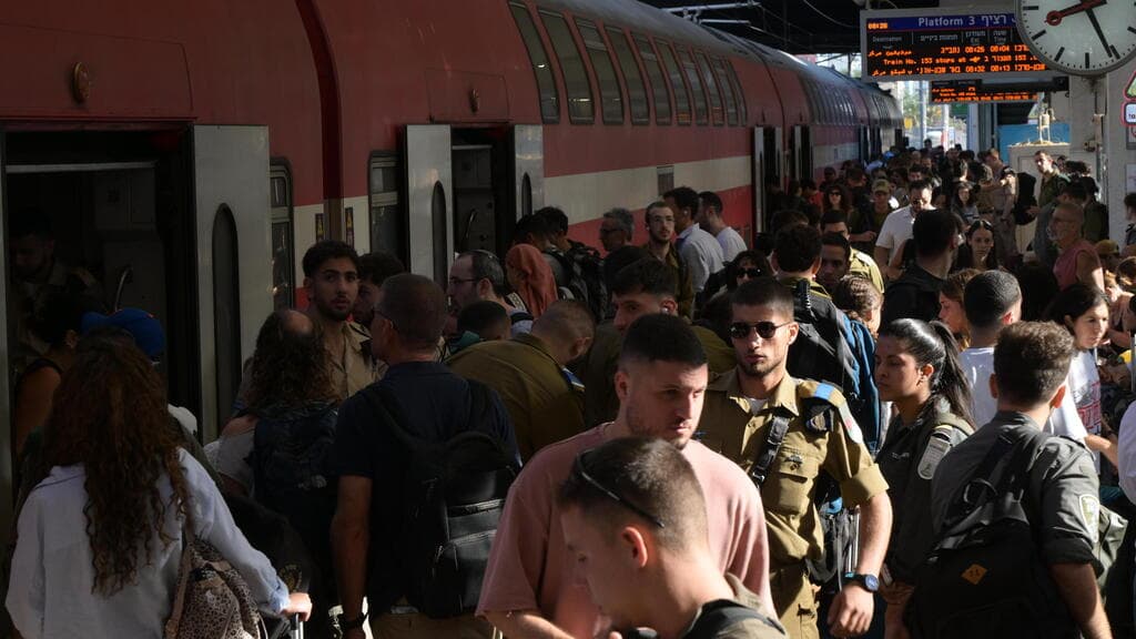 אי סדרים ועומס בתחנת סבידור מרכז בשל יום העצירה והמחאות למען החטופים