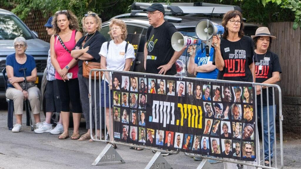 מחאה מול בית של השר רון דרמר - יום העצירה למען החטופים