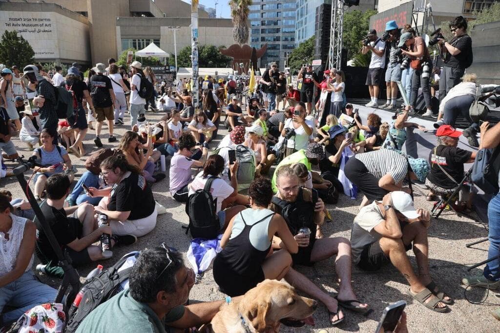 אזעקה בכיכר החטופים מטיל חות'י