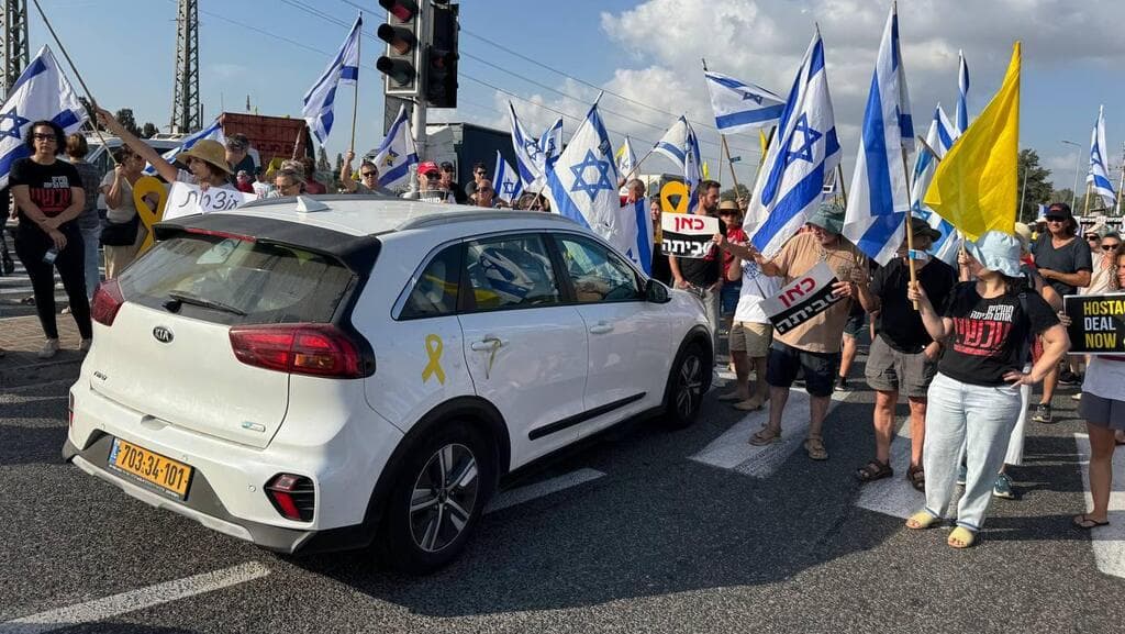 חסימות בצומת כרכור - מחאה למען החטופים. יום העצירה למענם