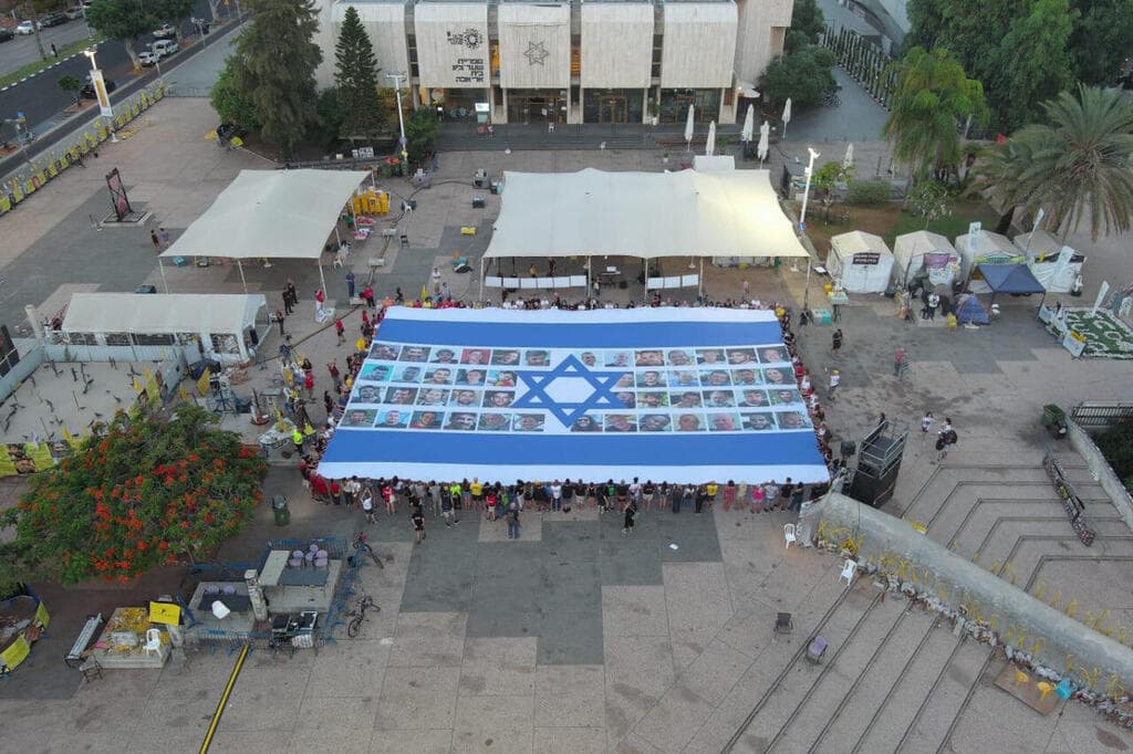 דגל החטופים בכיכר החטופים בתל אביב