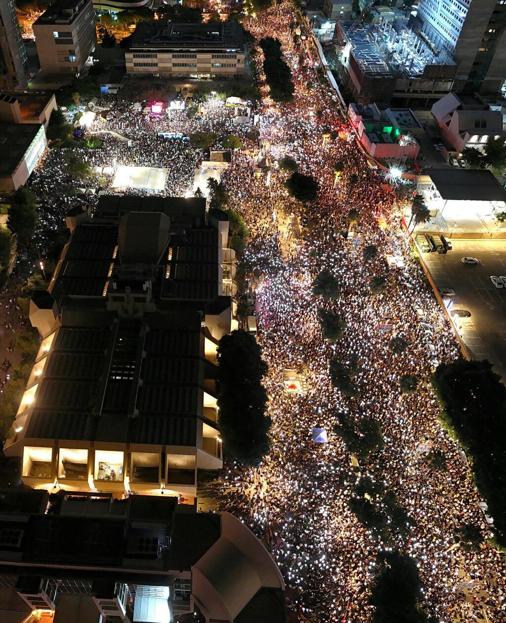 מחאת הענק בכיכר החטופים, בשבוע שעבר (צילום: REUTERS/Aviv Atlas) עצרת בכיכר החטופים ביום "ישראל עוצרת"
