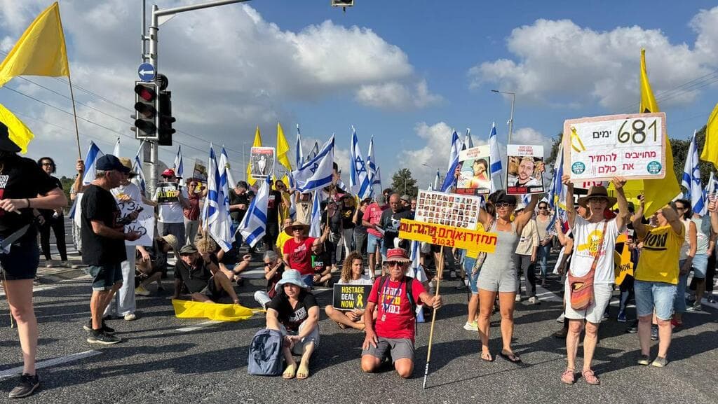 חסימות בצומת כרכור - מחאה למען החטופים. יום העצירה למענם