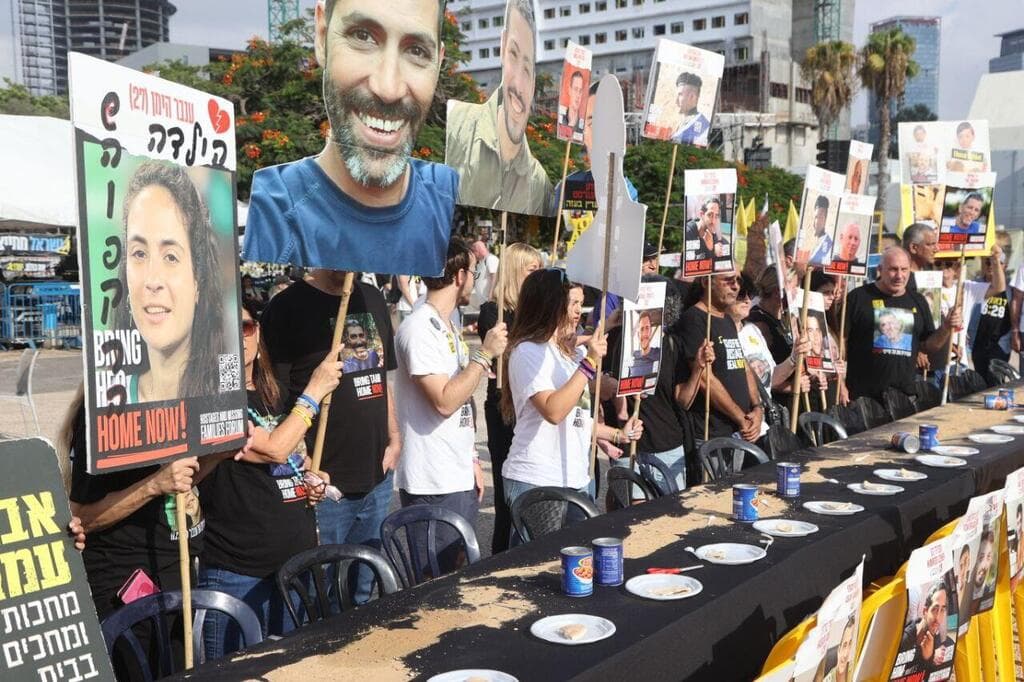 צילום: מוטי קמחי משפחות החטופים בכיכר ביום המחאה