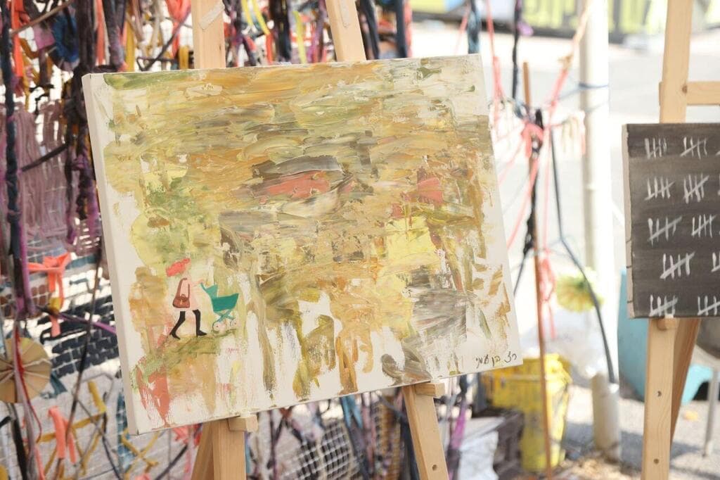 הציור של רז בן עמי (צילום: מוטי קמחי) תערוכת ציורים של שורדי שבי ומשפחות חטופים בכיכר, כחלק מיום המאבק