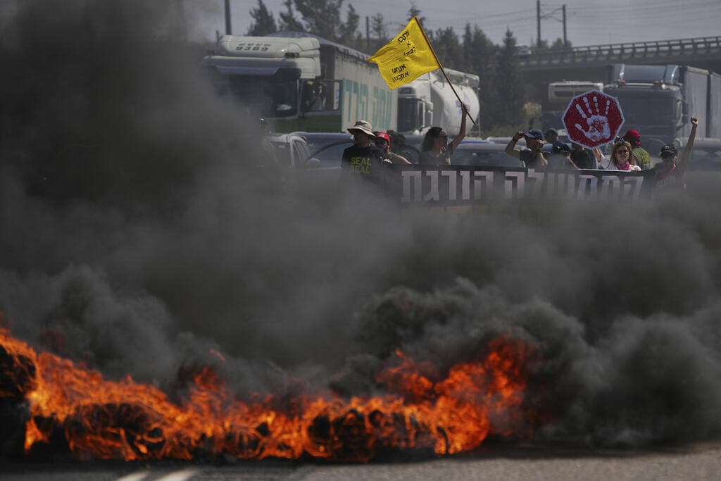 צמיגים בוערים במחאה ליד מודיעין (צילום: AP Photo/Ohad Zwigenberg) מחאה ליד מודיעין