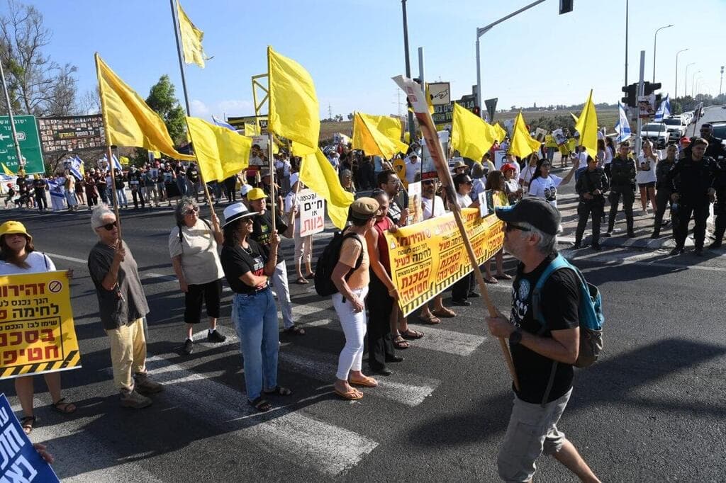 מפגינים בצומת שער הנגב ( צילום: הרצל יוסף) מפגינים בצומת שער הנגב