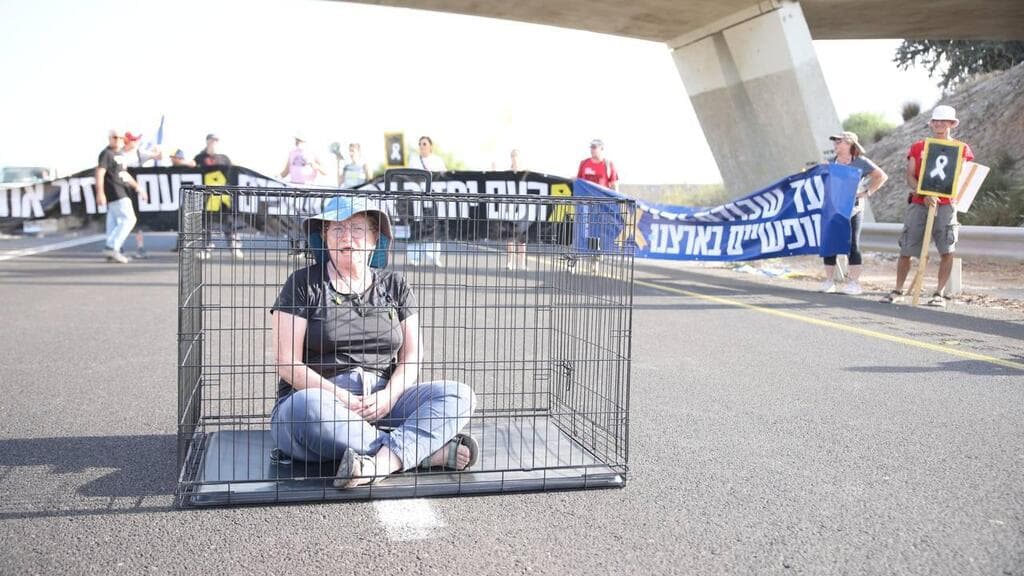 מפגינים במחלף הבונים ( צילום: דני שטרנפלד) מפגינים במחלף הבונים