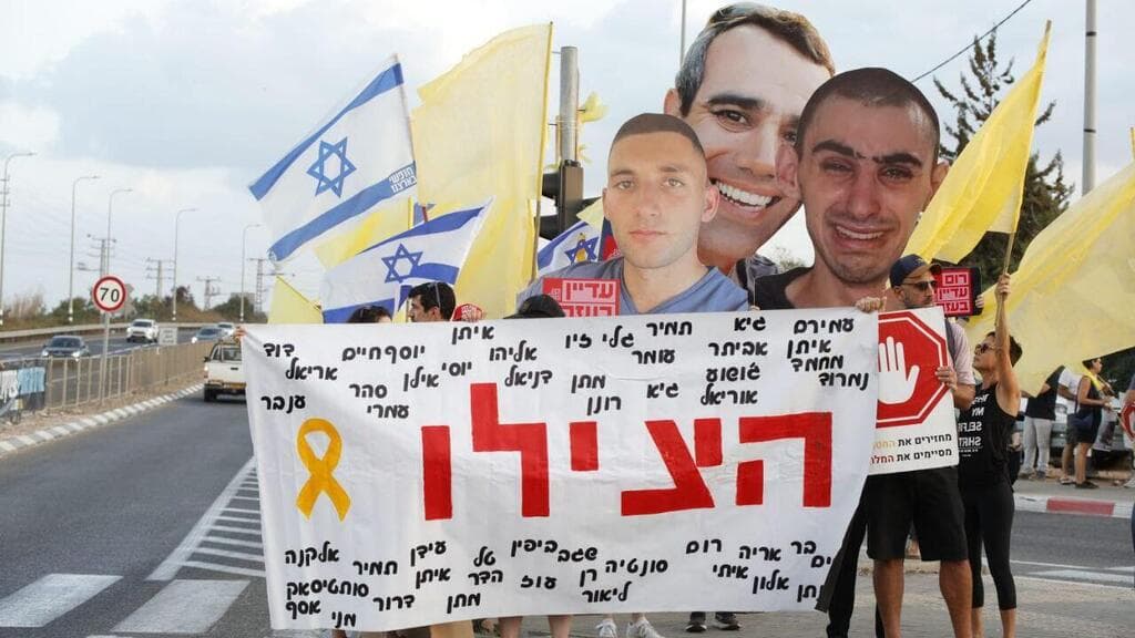 מפגינים בצומת כברי (צילום: אמיר ירחי) מפגינים בצומת כברי