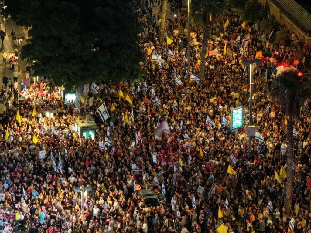 המונים בכיכר החטופים (צילום: יאיר פלטי) עצרת בכיכר החטופים ביום המחאה