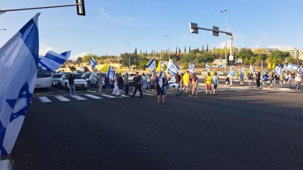 מפגינים בצומת שילה ( צילום: הפגנות מודיעין) מפגינים בצומת שילה