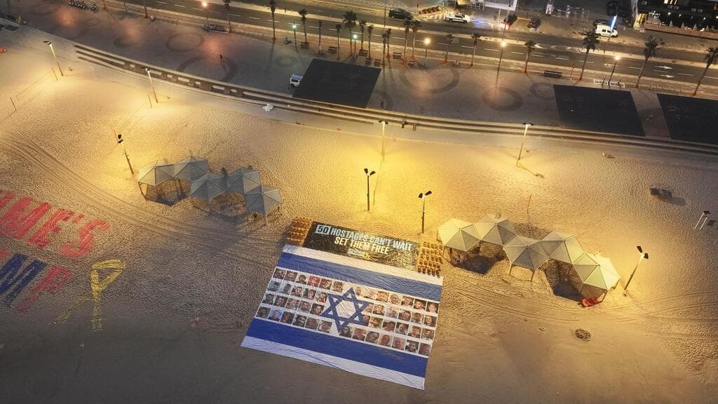 צילום: אביב אטלס דגלים למען שחרור החטופים, "יום ההזדהות הלאומי"