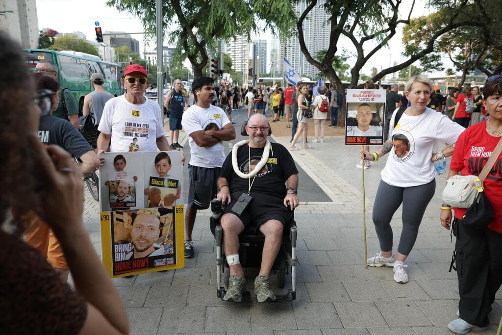 אביו של בר קופרשטיין בצעדה לכיכר (צילום: טל שחר) צעדה מסבידור לכיכר החטופים בתל אביב