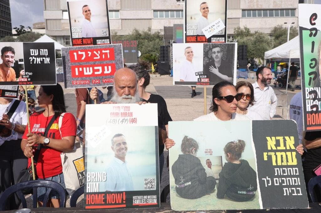 צילום: מוטי קמחי משפחות החטופים בכיכר ביום המחאה