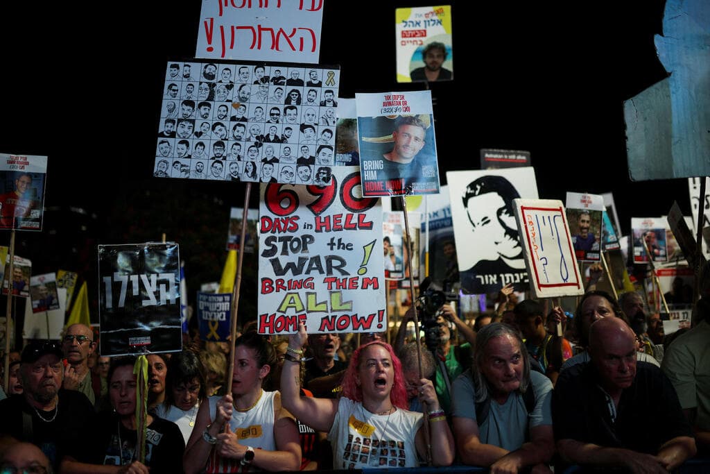 צילום: REUTERS/Shir Torem עצרת בכיכר החטופים