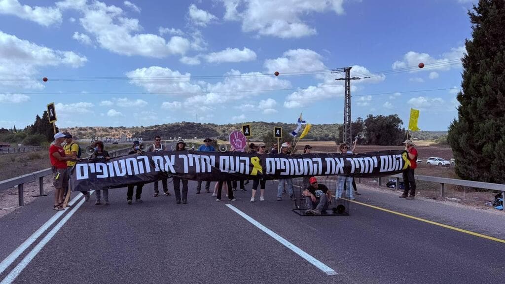 החסימה בכביש 6 ( צילום: צביקה קליין) בין עין תות למחלף עירון בין שתי המנהרות מעל נחל התנינים