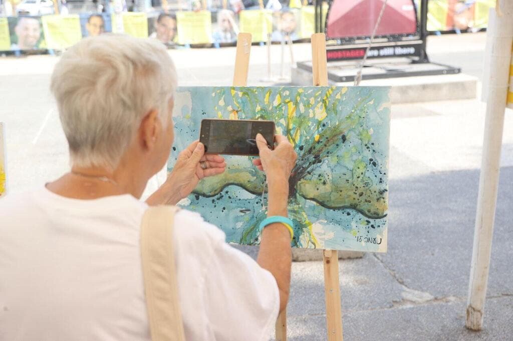 היצירה של נעמה לוי (צילום: מוטי קמחי) תערוכת ציורים של שורדי שבי ומשפחות חטופים בכיכר, כחלק מיום המאבק