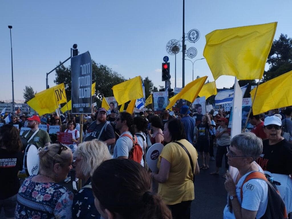 צילום: תניא ציין וולקדס הפגנה מחוץ לישיבת הקבינט בירושלים
