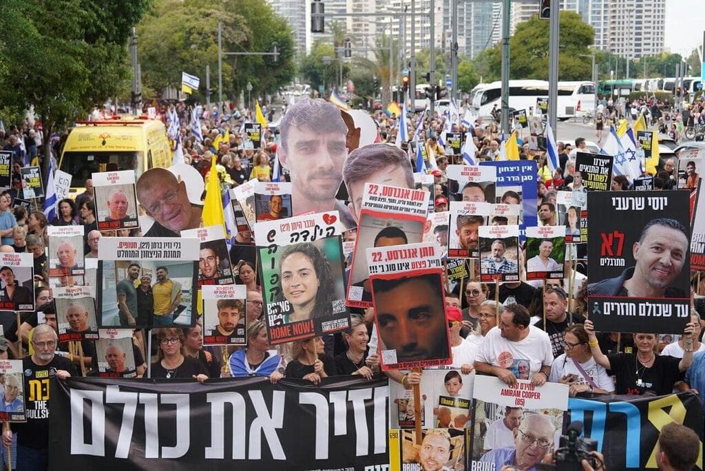 רבבות בסבידור לקראת הצעדה (צילום: דנה רעני) צעדה מסבידור לכיכר החטופים בתל אביב