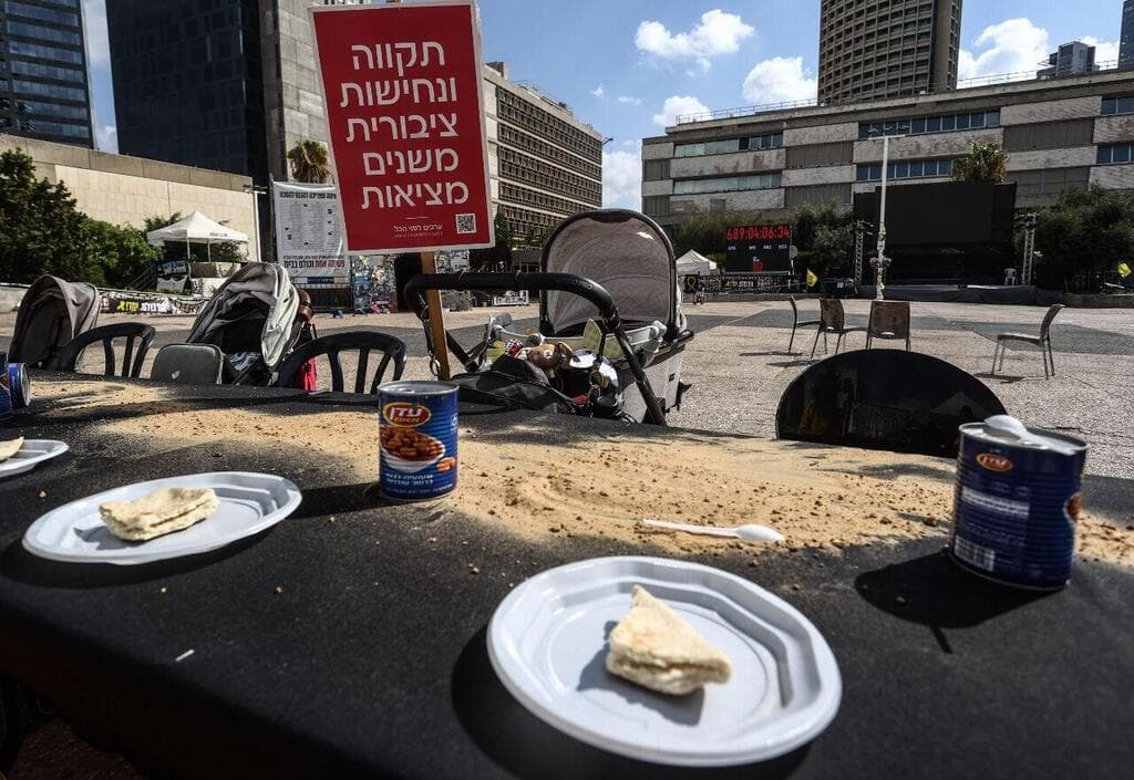 צילום: גיל נחושתן מיצג מחאה בכיכר