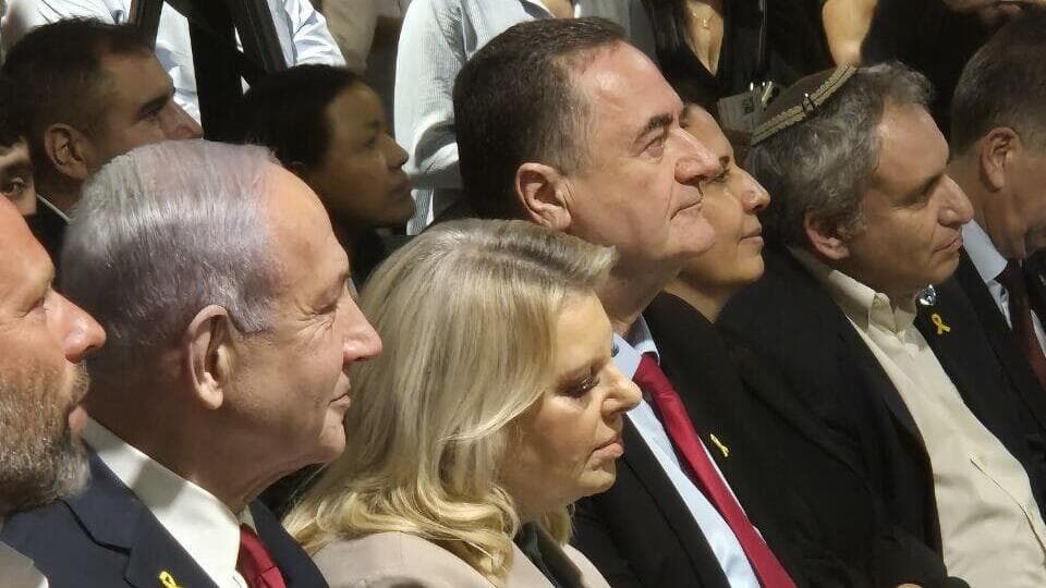 במקביל לעצרת הענק בכיכר החטופים: נתניהו ושרי הממשלה במסעדה (צילום: אמיר אטינגר) בנימין ושרה נתניהו ושרים נוספים באירוע מועצת בנימין בירושלים