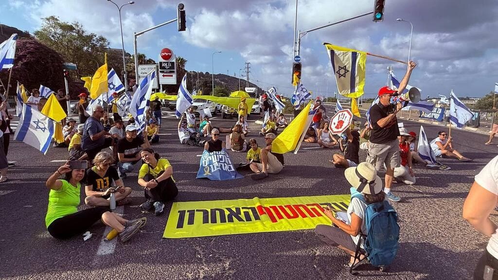 החסימה בכביש 4 ( צילום: אסתי) פעילי מחאה חוסמים את מחלף מסובים, כביש 4