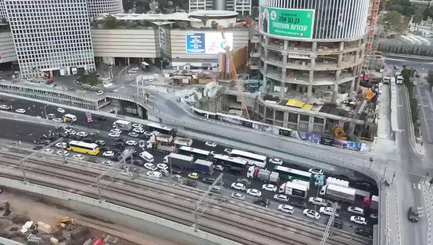 החסימה באיילון (צילום: זבולון זיסקינד) איילון דרום נחסם ליד מחלף השלום