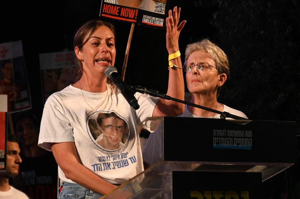 איילת ולאה גולדין בעצרת (צילום: אוריאל אבן ספיר) עצרת בכיכר החטופים ביום המחאה