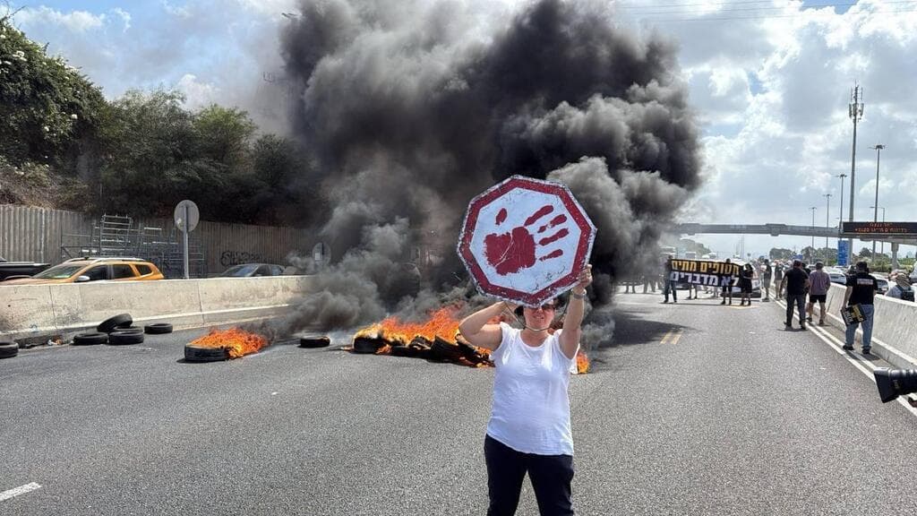 החסימה בכביש 5 (צילום: ניצן) פעילים חוסמים את כביש 5 לכיוון מערב