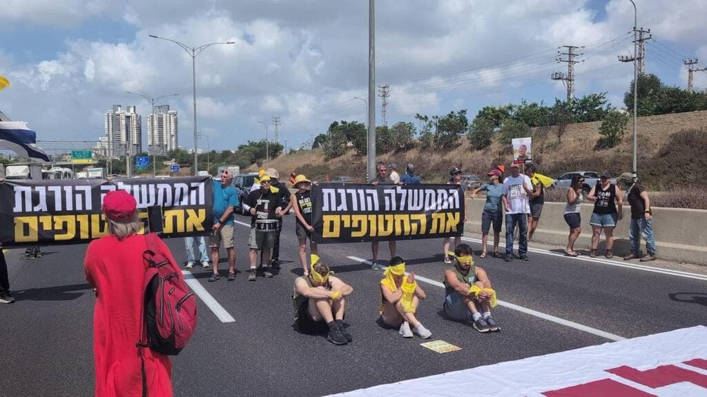 המחאה בכביש 471 (צילום: אסתי) פעילים חוסמים את כביש 471