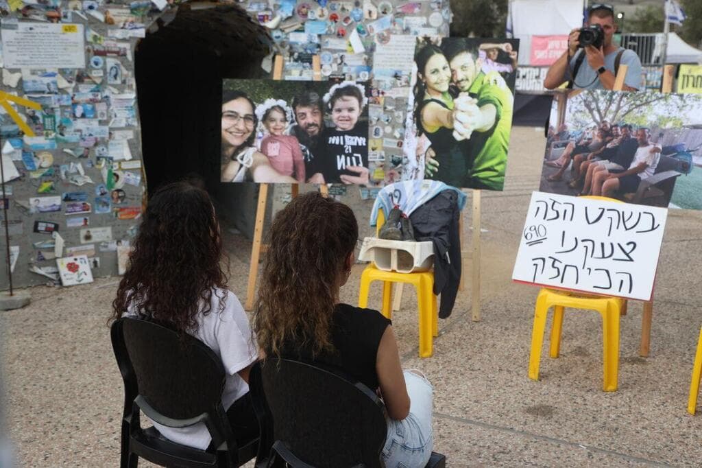 צילום: מוטי קמחי מיצג של שורדות השבי ארבל יהוד ושרון אלוני קוניו בכיכר החטופים