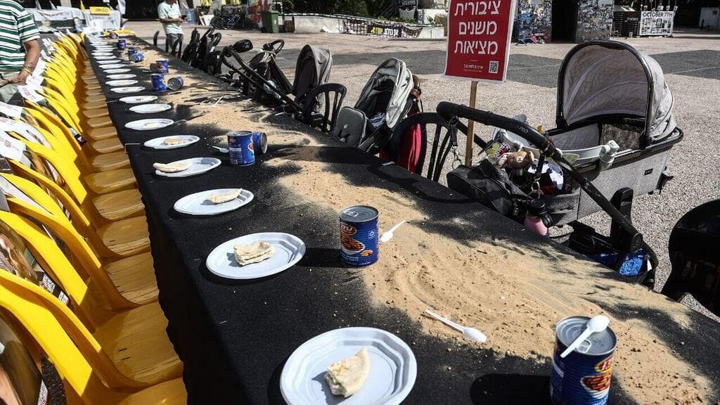 צילום: גיל נחושתן מיצג מחאה בכיכר