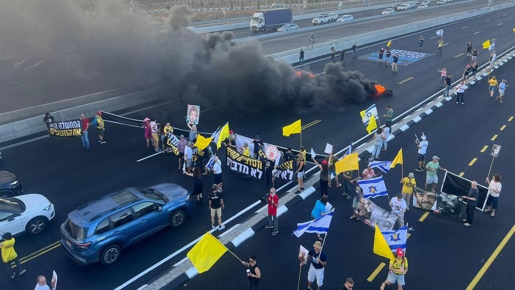 המחאה בכביש 2 לדרום ( צילום: רות דביר) כביש 2 לכיון דרום נחסם על ידי פעילי מחאה
