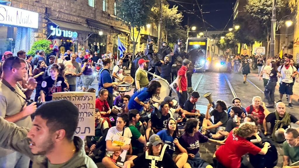 צילום: לירן תמרי מפגינים חוסמים את הרכבת הקלה בירושלים