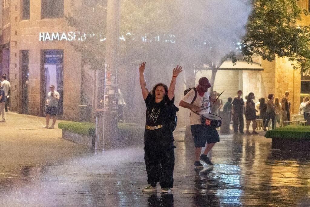 צילום: שלו שלום מפגינים חוסמים את הרכבת הקלה בירושלים